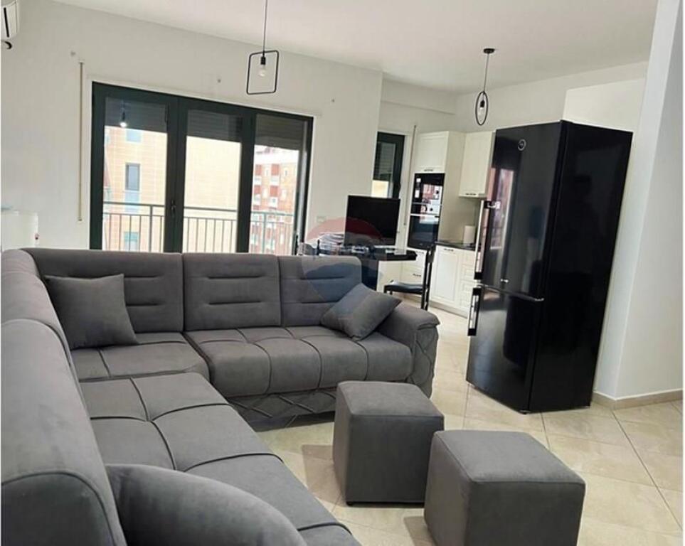 Jepet apartament/zyre 3+1 per qira te Green City