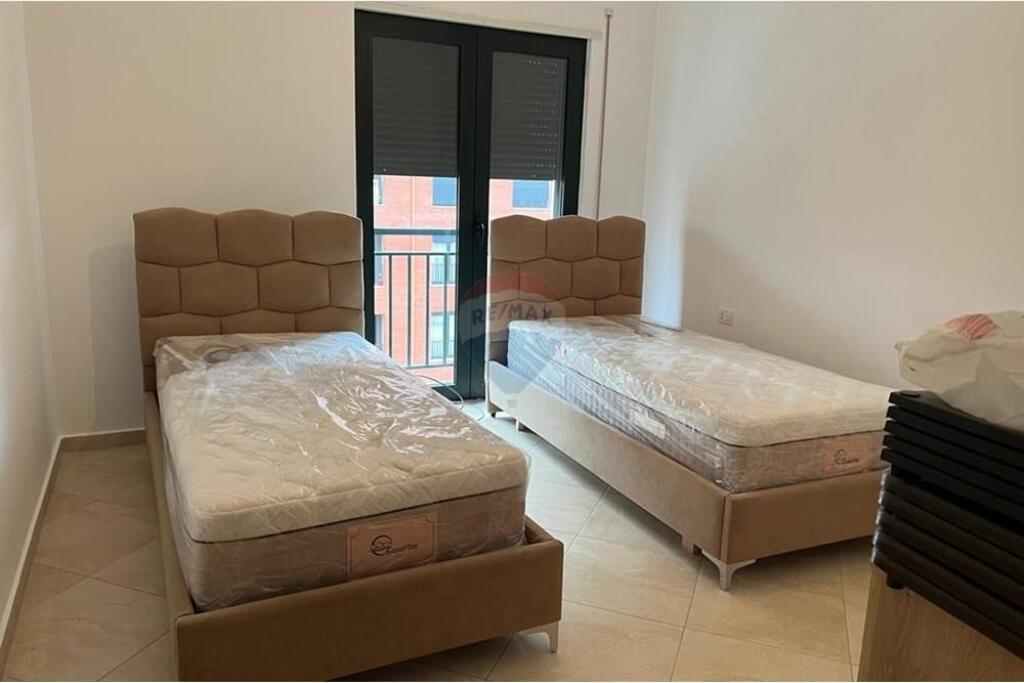 Jepet apartament/zyre 3+1 per qira te Green City