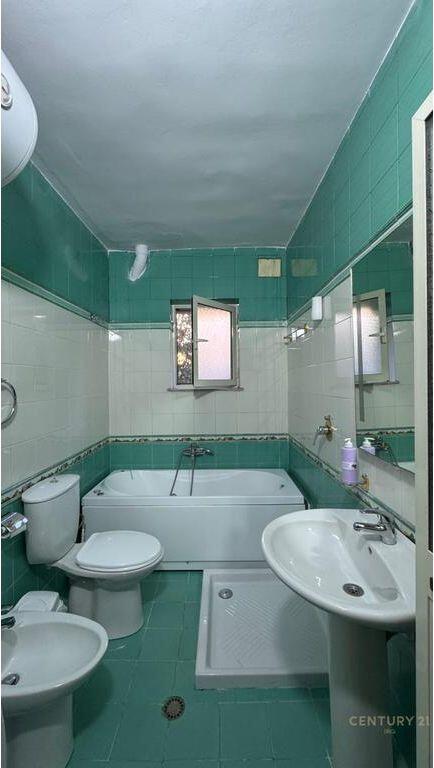 Jepet me qira apartament 2+1 me oborr dhe post parkimi – Rruga Fortuzi!