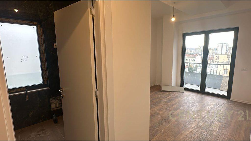 AFFITTASI AMBIENTE 2+1+2+ 3 BALCONI + 1 GARAGE PER UFFICIO O PER ABITAZIONE, VICINO AL CENTRO DI TIRANA!! 1.200 € /Mese Sup. Totale 107m2