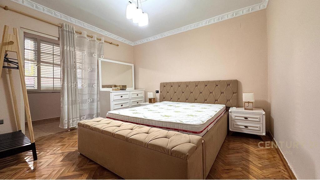 Jepet me qira apartament 2+1 me oborr dhe post parkimi – Rruga Fortuzi!