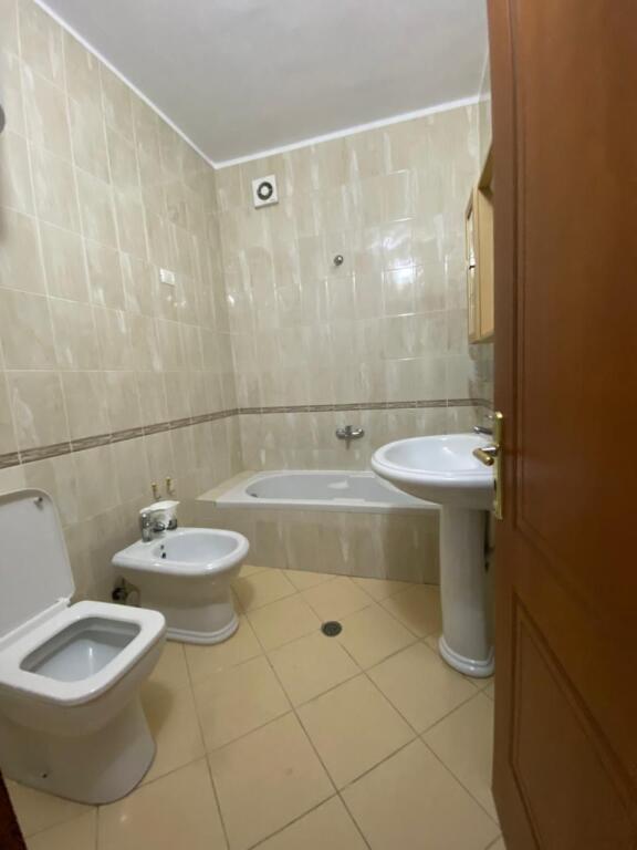 Appartamento 3+1 con veranda di 30 m² in affitto – Durrës