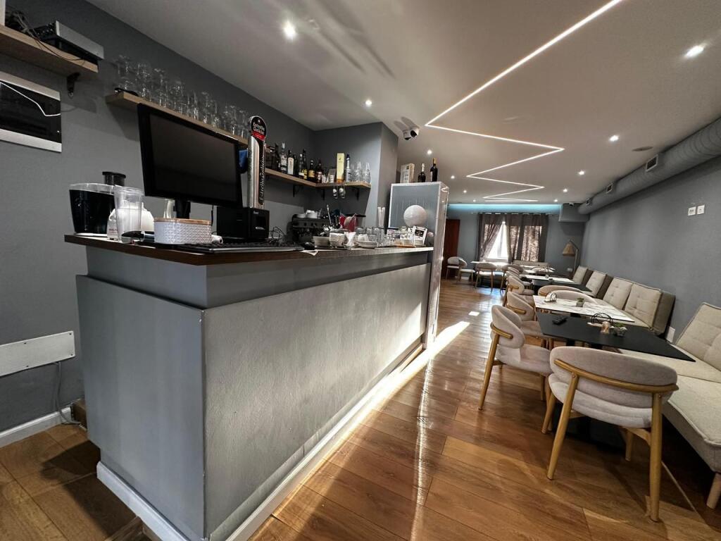 Shitet jepet me qera biznes Bar restorant kimuna parisit .