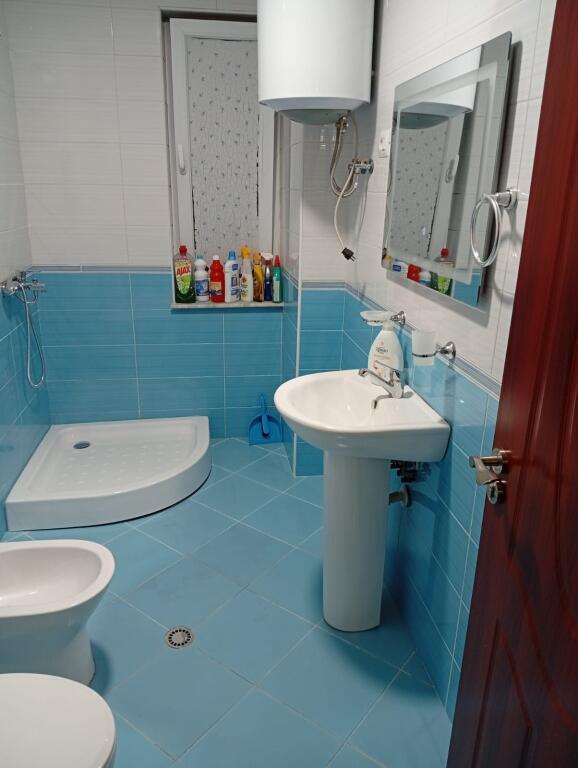 Appartamento in affitto 2+1+2 Vicino al bar Artisti 3° piano 500lek/mese