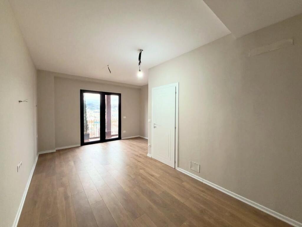 𝐑𝐀𝐒𝐇 𝐆𝐀𝐑𝐃𝐄𝐍 𝐁𝐔𝐈𝐋𝐃𝐈𝐍𝐆💥  • 🏠Spazio ufficio in affitto.  📍Garden Building /21-Dhjetori.  📐160 m2.  💶200.000 ALL/mese. ——————————————— SPAZIO UFFICIO IN AFFITTO PRESSO GARDEN BUILDING RESIDENCE IN 21-DHJETORI
