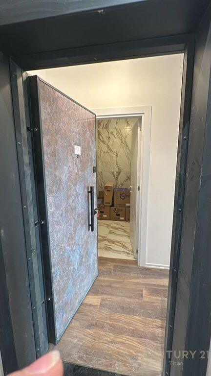 AFFITTASI AMBIENTE 2+1+2+ 3 BALCONI + 1 GARAGE PER UFFICIO O PER ABITAZIONE, VICINO AL CENTRO DI TIRANA!! 1.200 € /Mese Sup. Totale 107m2