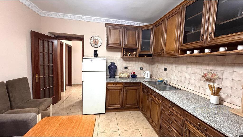 Jepet me qira apartament 2+1 me oborr dhe post parkimi – Rruga Fortuzi!