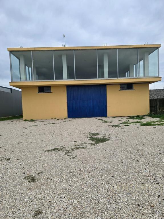 KAPANON EKSKLUZIV NË DALJE TË KAVAJËS – POZICION STRATEGJIK BUZË RRUGËS! 350,000 €