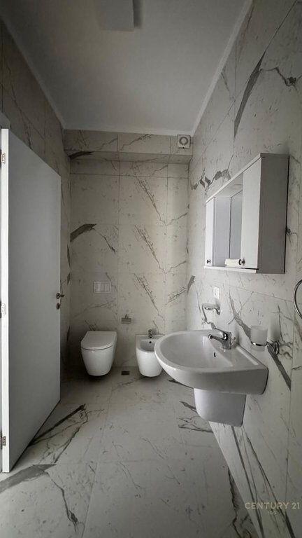 Jepet me qira apartament 2+1+2 tualete+ post parkimi ne Myslym Shyr!
