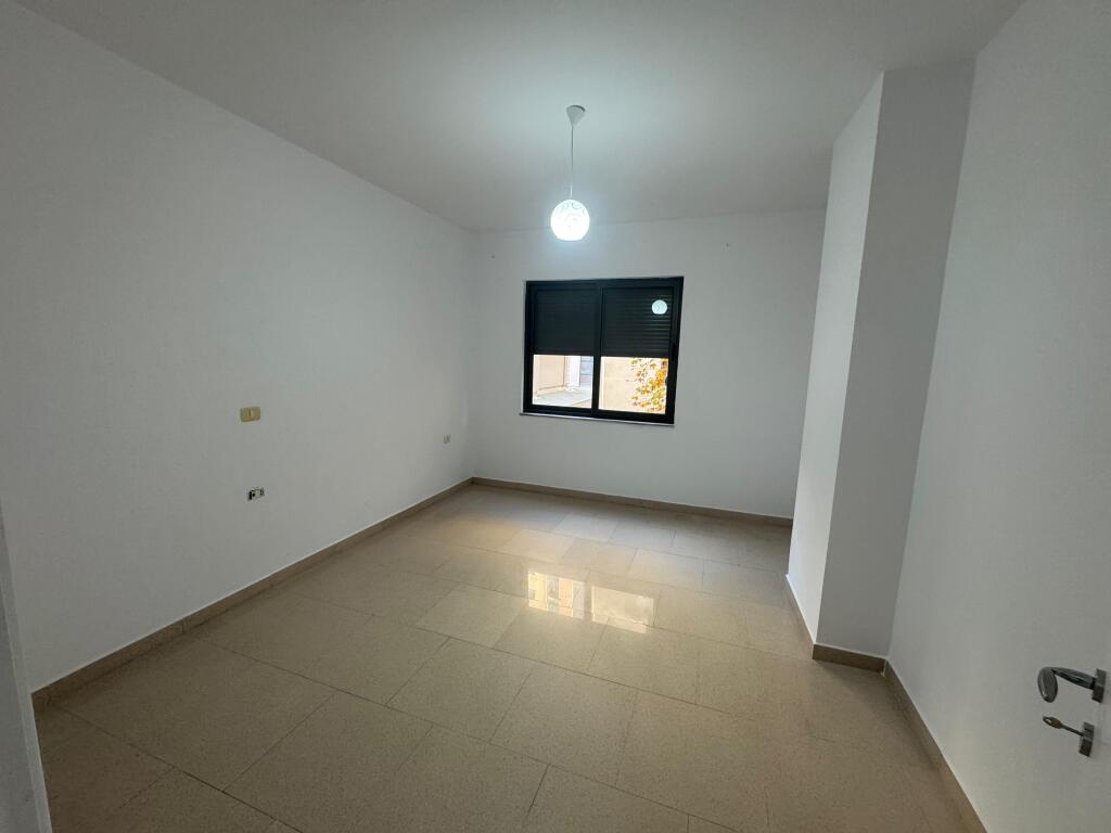 Sopraelevata della Comune di Parigi, edificio Big Market in affitto appartamento 2+1+2 Primo piano residenziale con una superficie di 120 m2