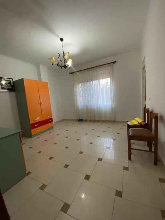 Appartamento 3+1 con veranda di 30 m² in affitto – Durrës