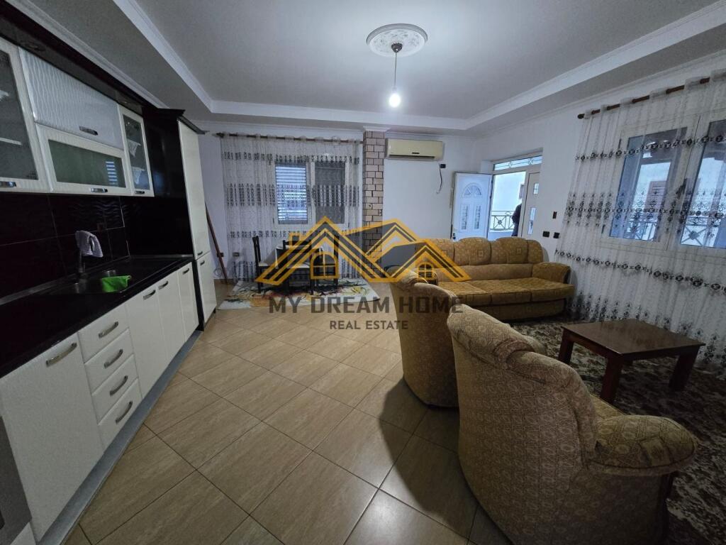 VENDESI CASA E UNITA' COMMERCIALE SU 2 PIANI, QUARTIERE 15, DURRES