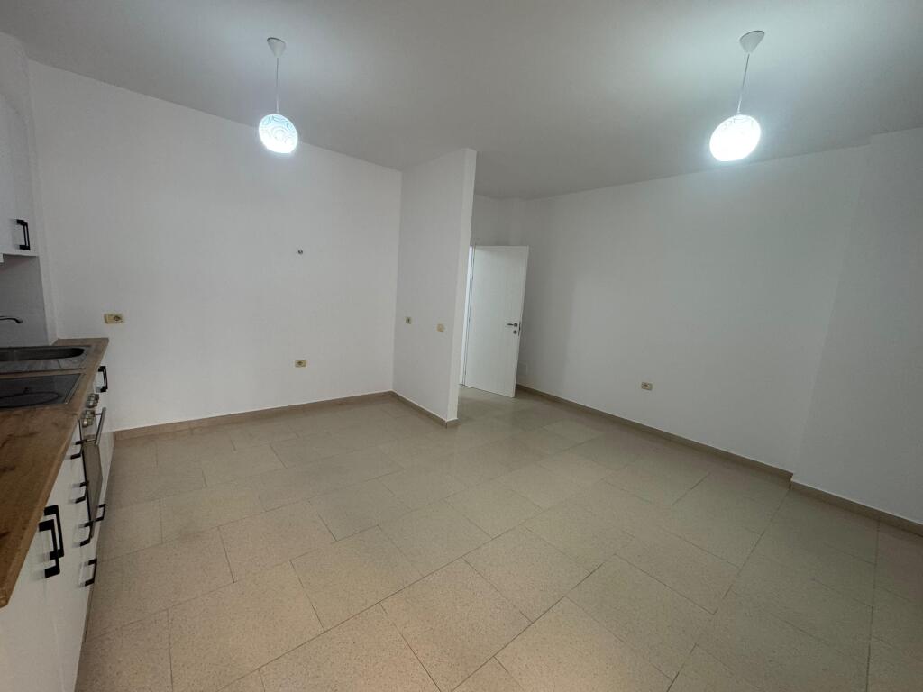 Sopraelevata della Comune di Parigi, edificio Big Market in affitto appartamento 2+1+2 Primo piano residenziale con una superficie di 120 m2