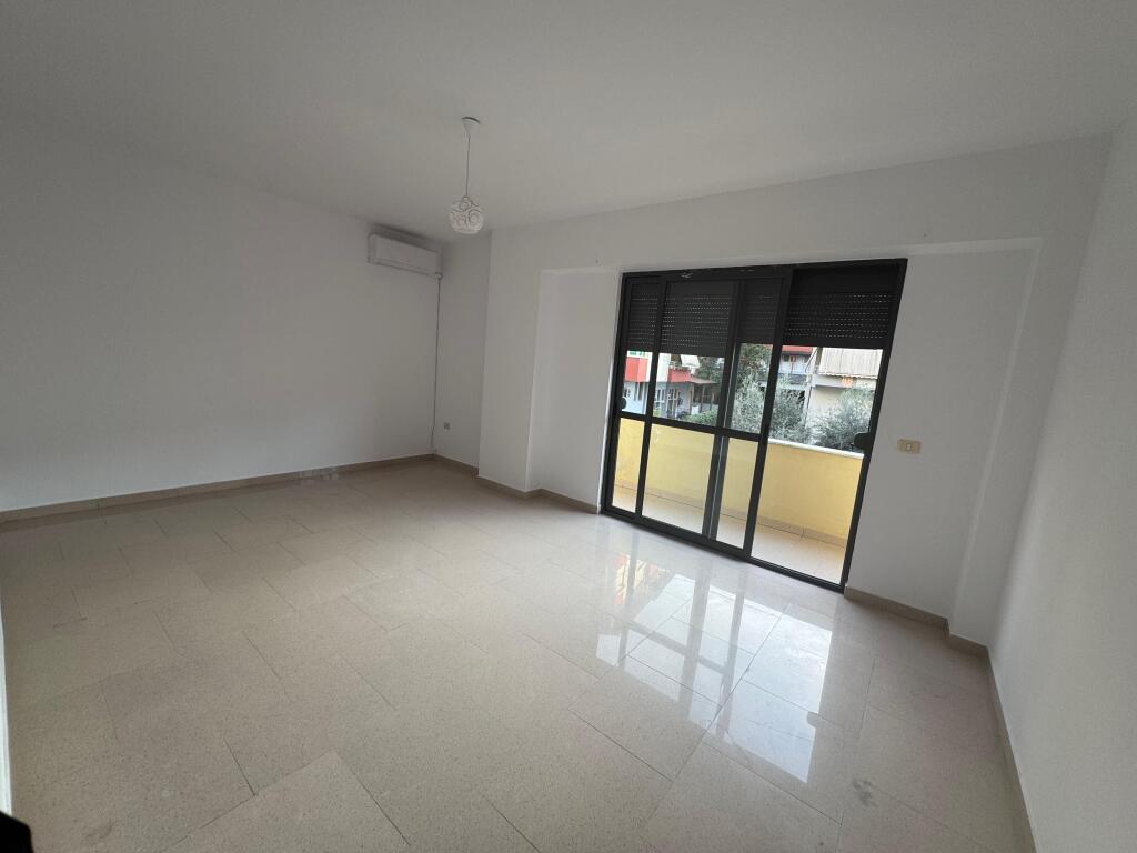Sopraelevata della Comune di Parigi, edificio Big Market in affitto appartamento 2+1+2 Primo piano residenziale con una superficie di 120 m2