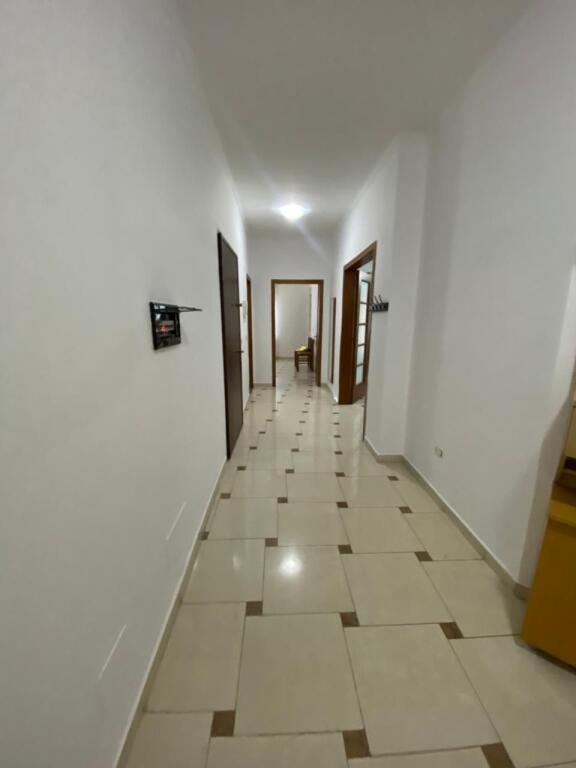 Appartamento 3+1 con veranda di 30 m² in affitto – Durrës