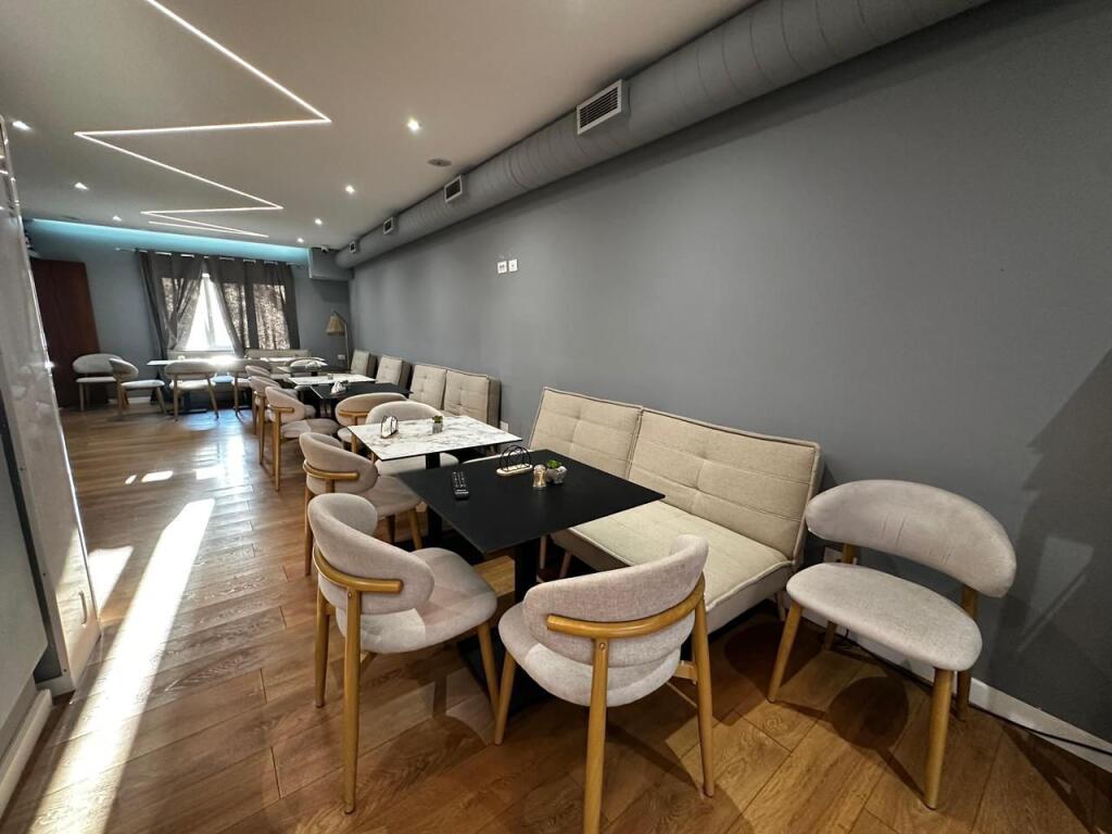 Shitet jepet me qera biznes Bar restorant kimuna parisit .
