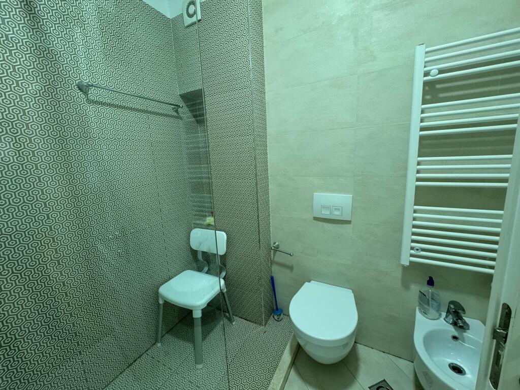 Vendesi in vendita un attico di lusso all'interno della residenza “Kolombo 2 , di fronte al lago artificiale di Tirana,