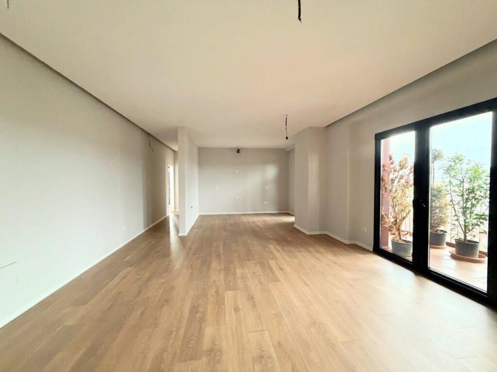 𝐑𝐀𝐒𝐇 𝐆𝐀𝐑𝐃𝐄𝐍 𝐁𝐔𝐈𝐋𝐃𝐈𝐍𝐆💥  • 🏠Spazio ufficio in affitto.  📍Garden Building /21-Dhjetori.  📐160 m2.  💶200.000 ALL/mese. ——————————————— SPAZIO UFFICIO IN AFFITTO PRESSO GARDEN BUILDING RESIDENCE IN 21-DHJETORI