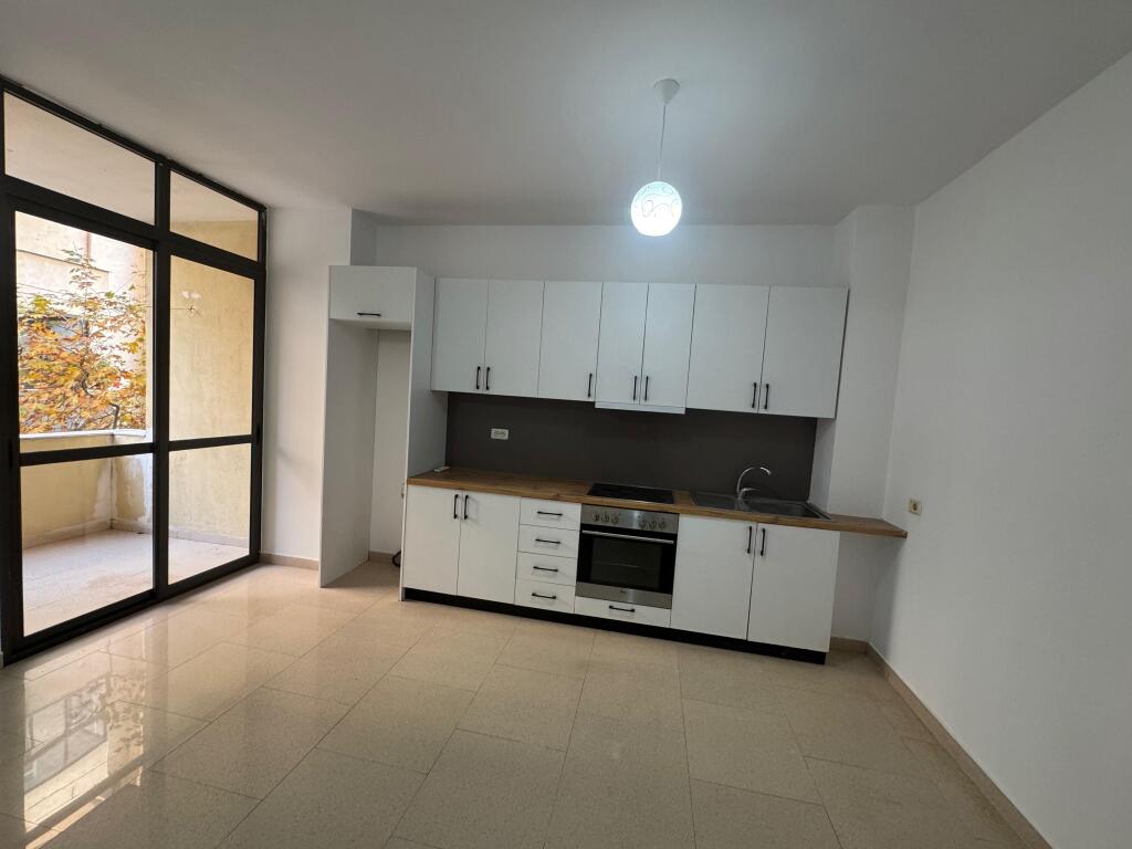 Sopraelevata della Comune di Parigi, edificio Big Market in affitto appartamento 2+1+2 Primo piano residenziale con una superficie di 120 m2