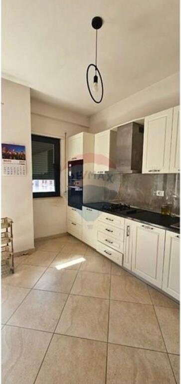 Jepet apartament 3+1 per qira te Green City