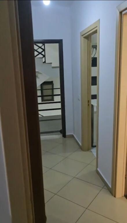 Jepet me qera apartamenti 1+1 , Rruga Teodor Keko ,Astir prane raiffaisen bank  Cmimi: 400 mije leke