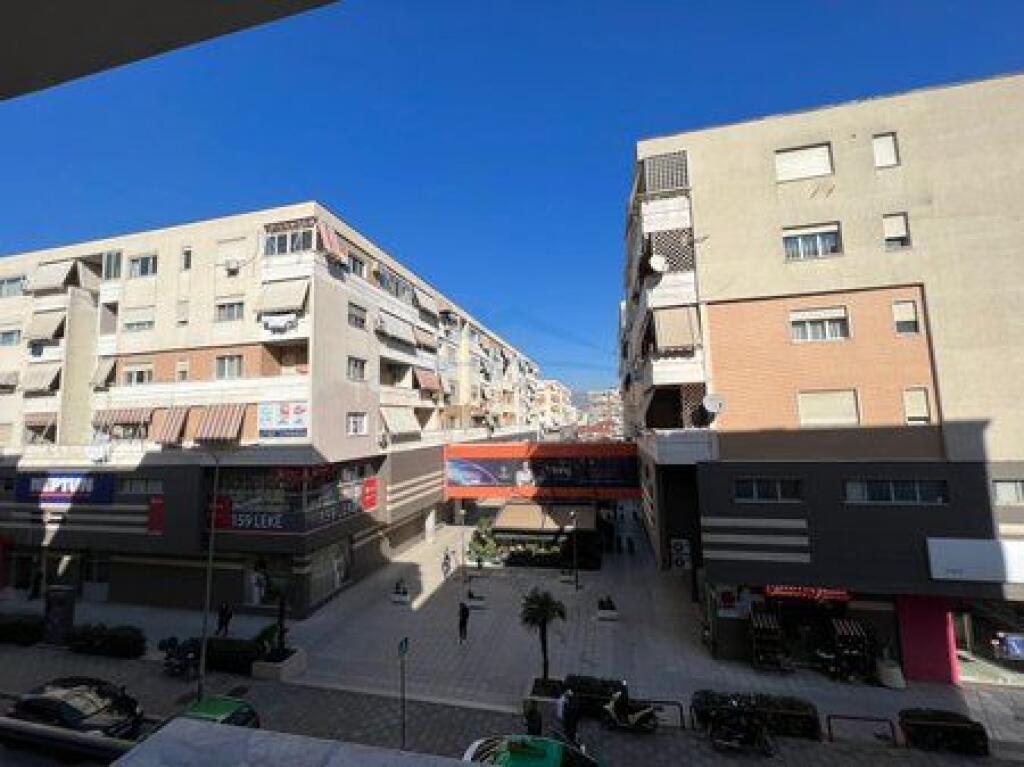  Ambiente Ufficio 3+1 in Affitto nel Comune di Parigi, Tirana