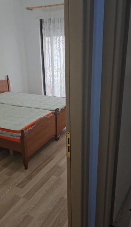 Jepet me qera apartamenti 1+1 , Rruga Teodor Keko ,Astir prane raiffaisen bank  Cmimi: 400 mije leke