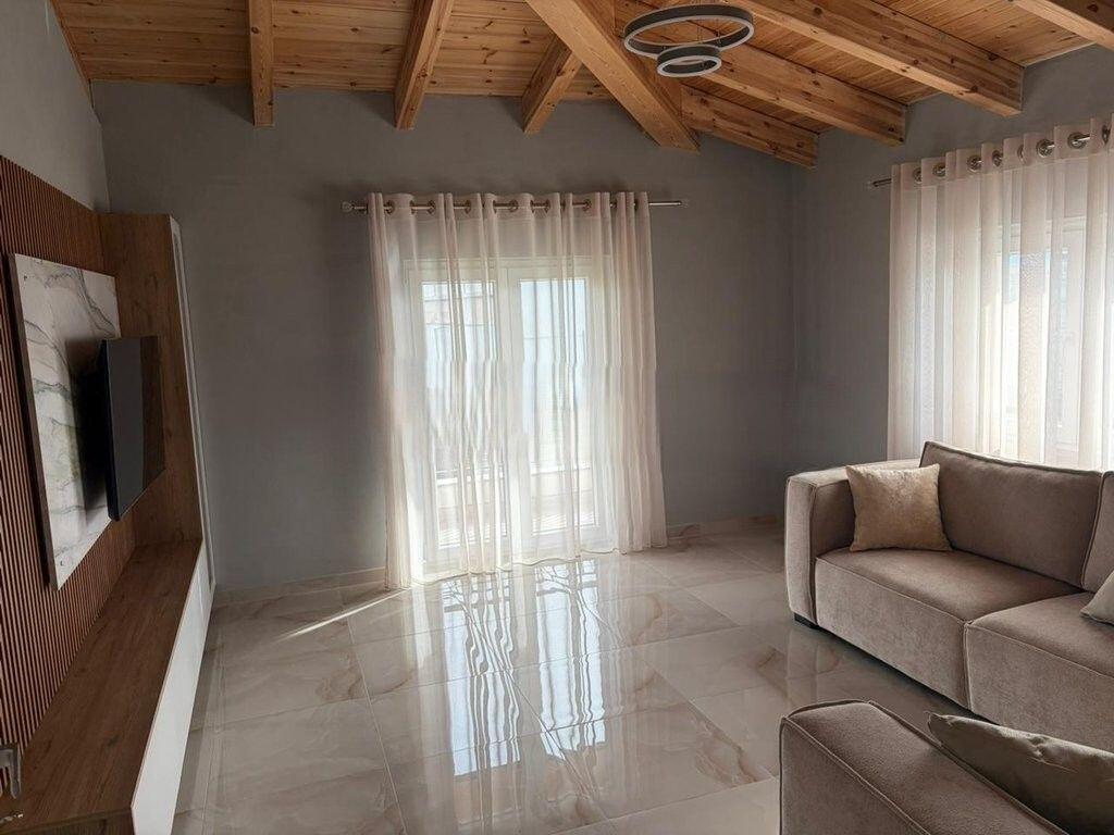 Villa floor for rent in Farkë 800 € /Month