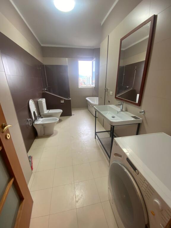 Affittasi appartamento 2+1+2 bagni+1 balcone Via "Irfan Tomini", ultima fermata della nuova Tirana