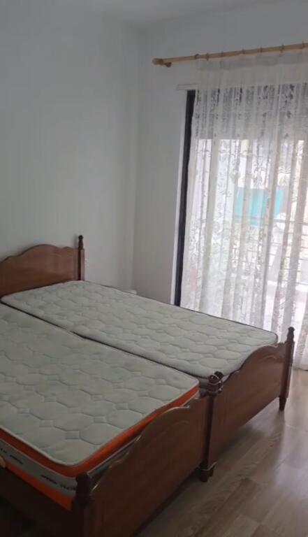 Jepet me qera apartamenti 1+1 , Rruga Teodor Keko ,Astir prane raiffaisen bank  Cmimi: 400 mije leke