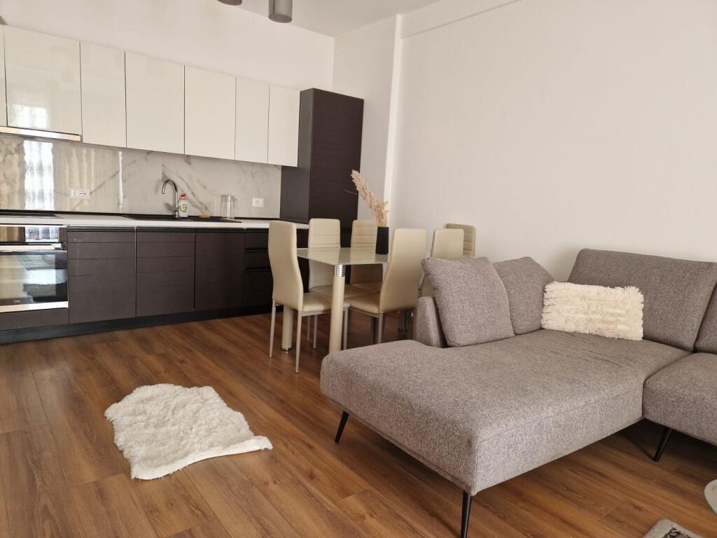 🔑 Jepet me qira hyrje 1+1 📍 Farmacia 10