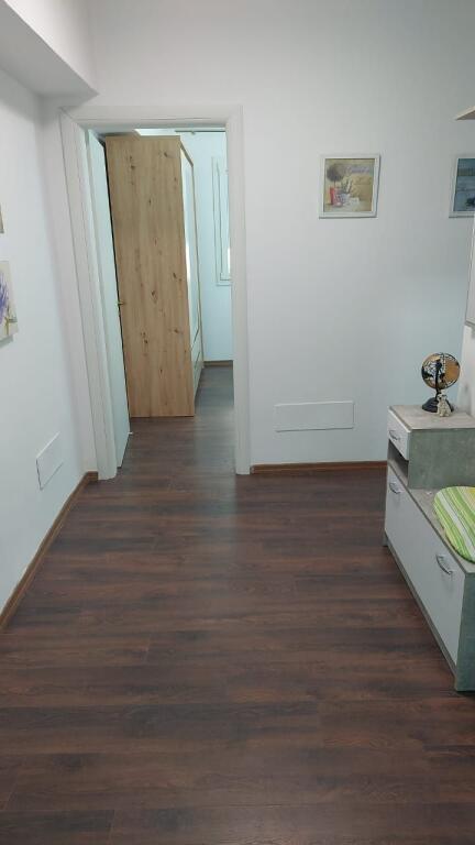 Me Qira – Apartament 1+1 pranë Markates