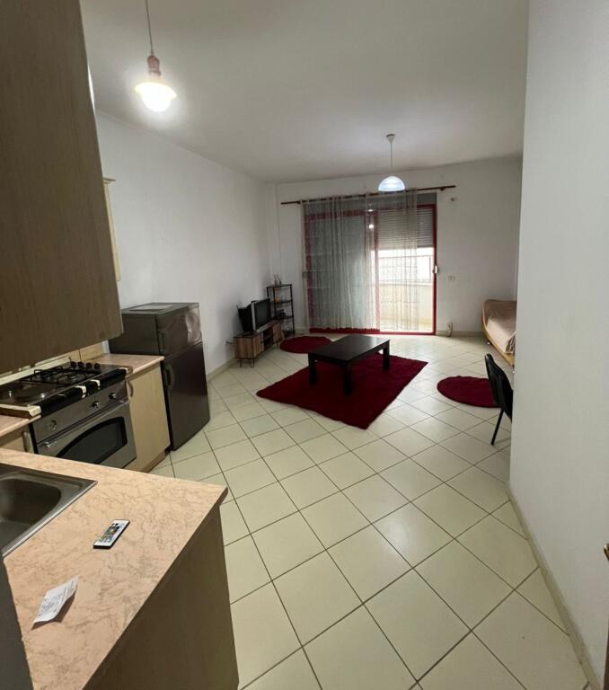 Kthesa e Kamzës, jepet me qera apartament 1+1!