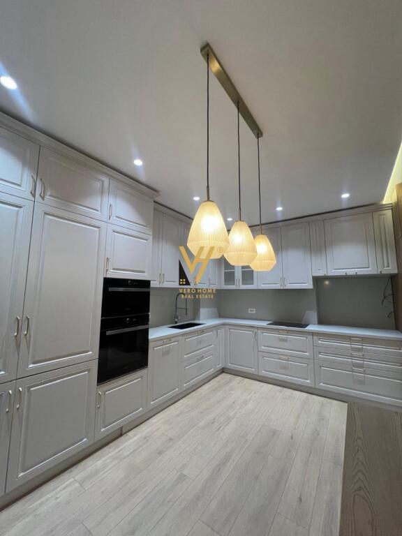 JEPET APARTAMENT 3+1+2+3BLK ME QIRA TE RRUGA E KOSOVAREVE 2.500 EURO