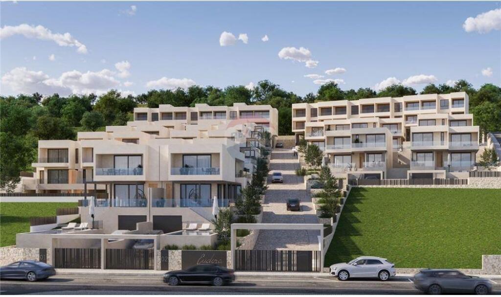 Villa di 3 piani in vendita con vista sul mare a Ujë të Ftohtë