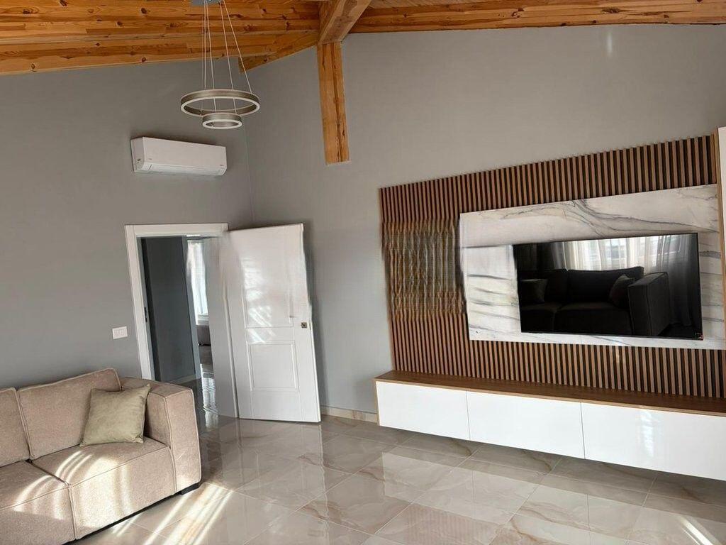 Villa floor for rent in Farkë 800 € /Month
