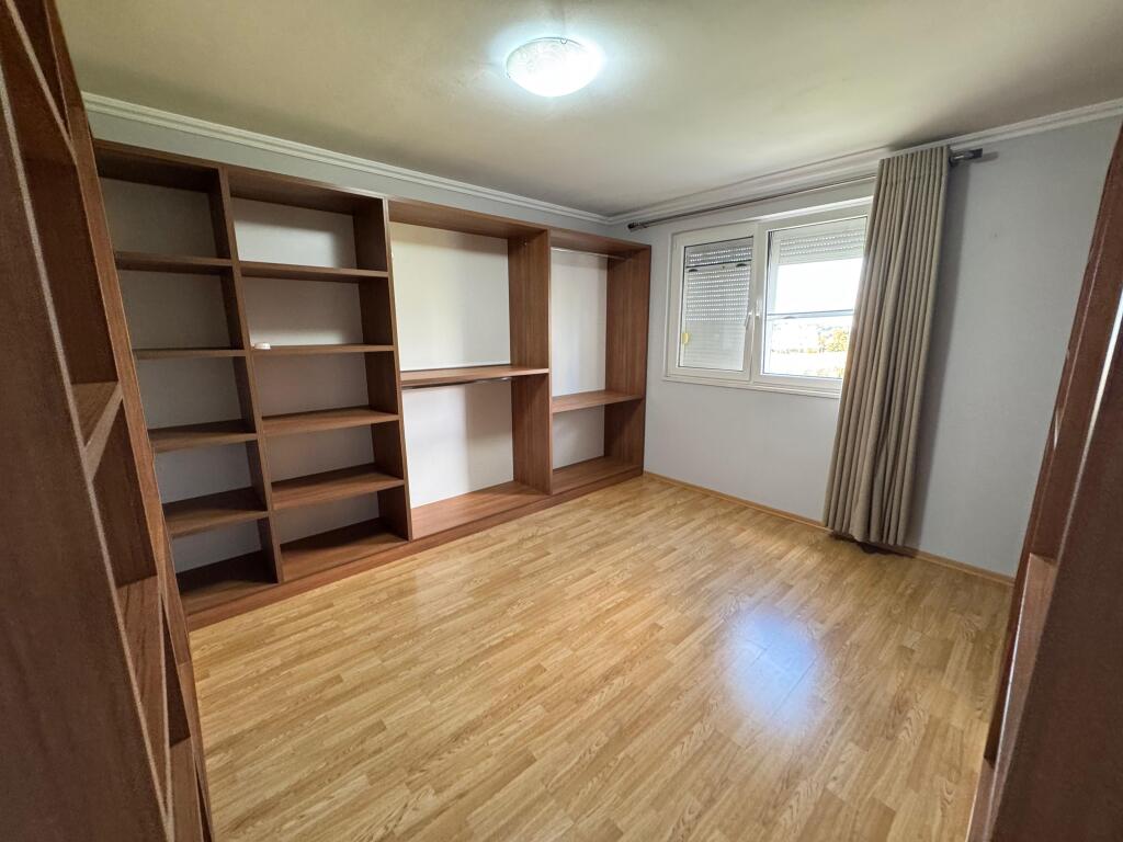 Jepet me qera Vile 2 Kate  Adresa : Pran Teg Perball Universitetit Aldent  I mobiluar  Vila Organizohet ne 3 dhoma gjumi 1 sallon 3 tualete 1 garderob 2 ballkone dhe 1 verande  3 poste parkimi  Cmimi 150,000 lek te reja i diskutueshem