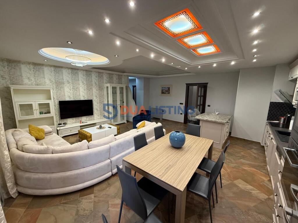 Rent 3+1 apartment with two parking spaces 📍Zogu I Boulevard