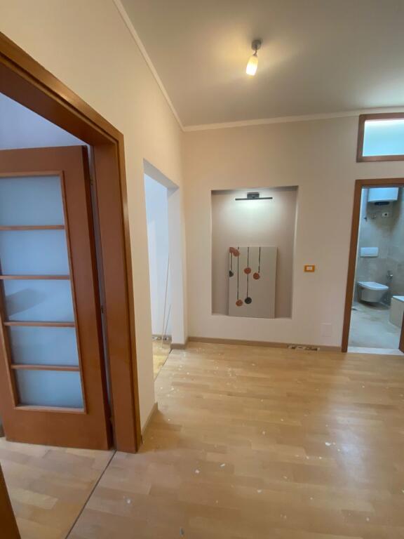 Affittasi appartamento 2+1+2 bagni+1 balcone Via "Irfan Tomini", ultima fermata della nuova Tirana