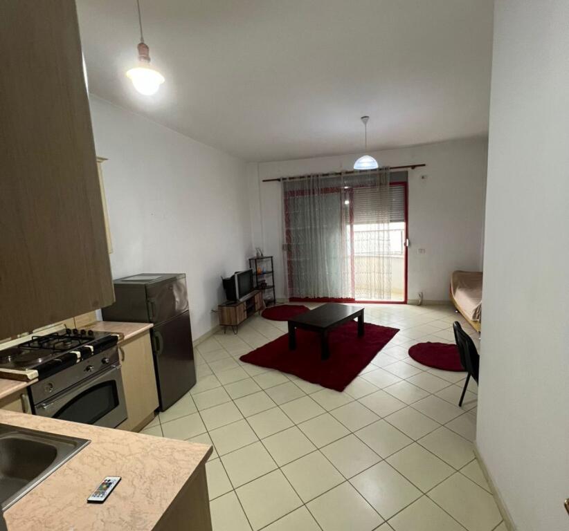 Kthesa e Kamzës, jepet me qera apartament 1+1!