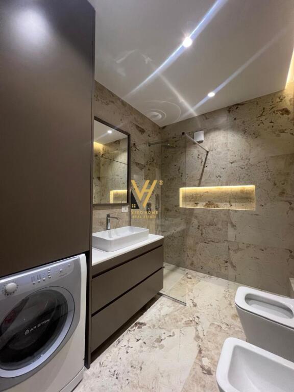 JEPET APARTAMENT 3+1+2+3BLK ME QIRA TE RRUGA E KOSOVAREVE 2.500 EURO