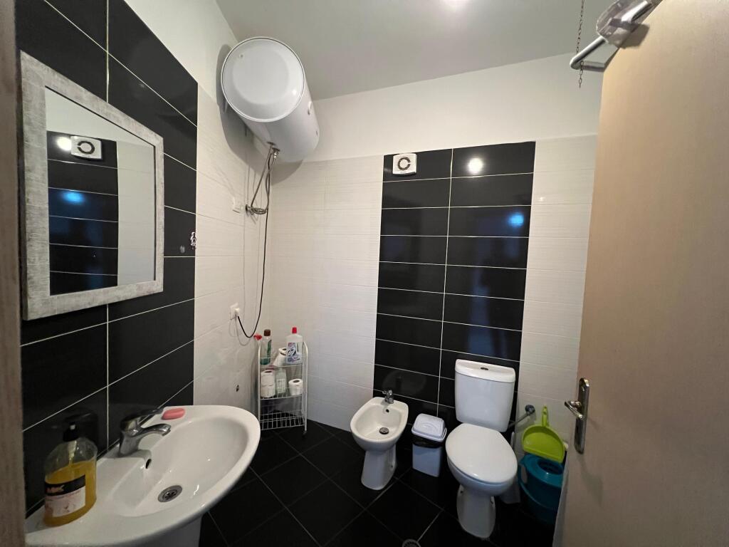Jepet me qera apartament 1+1 ne Yzberisht prane Bulevardit Migjeni