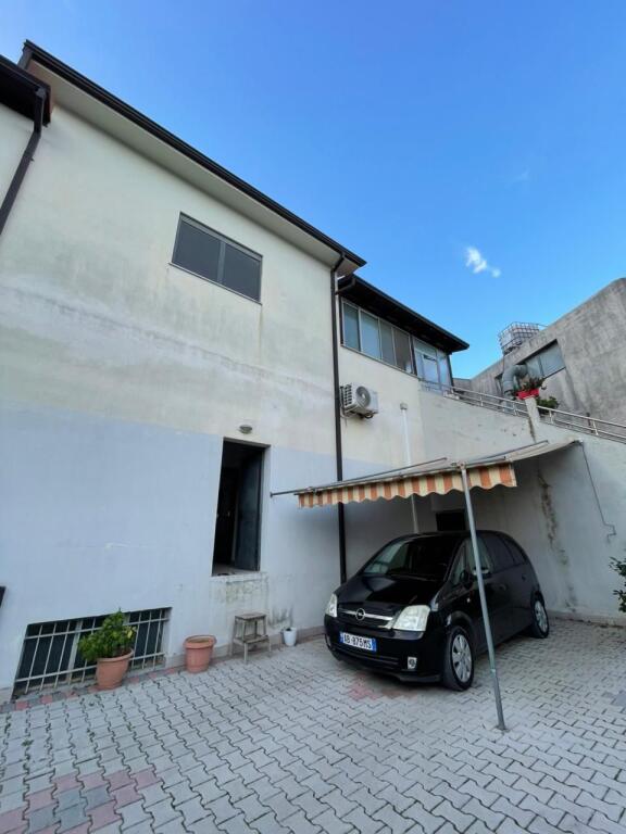🏡 CASA PRIVATA CON 2 NEGOZI E 2 AMBIENTI IN VENDITA O IN AFFITTO