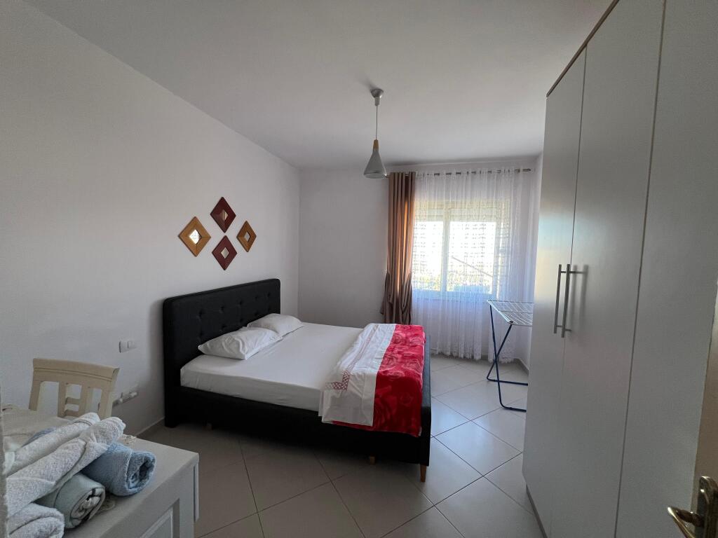 Jepet me qera apartament 1+1 ne Yzberisht prane Bulevardit Migjeni