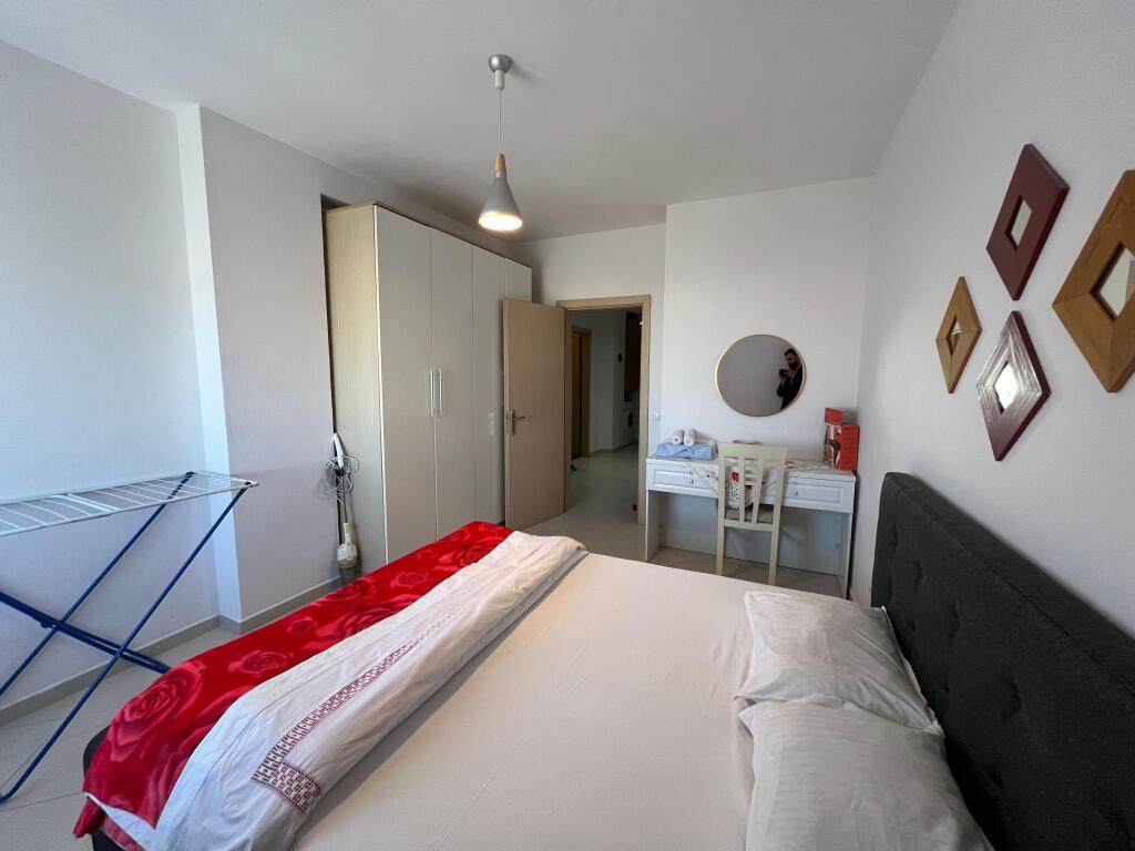 Jepet me qera apartament 1+1 ne Yzberisht prane Bulevardit Migjeni