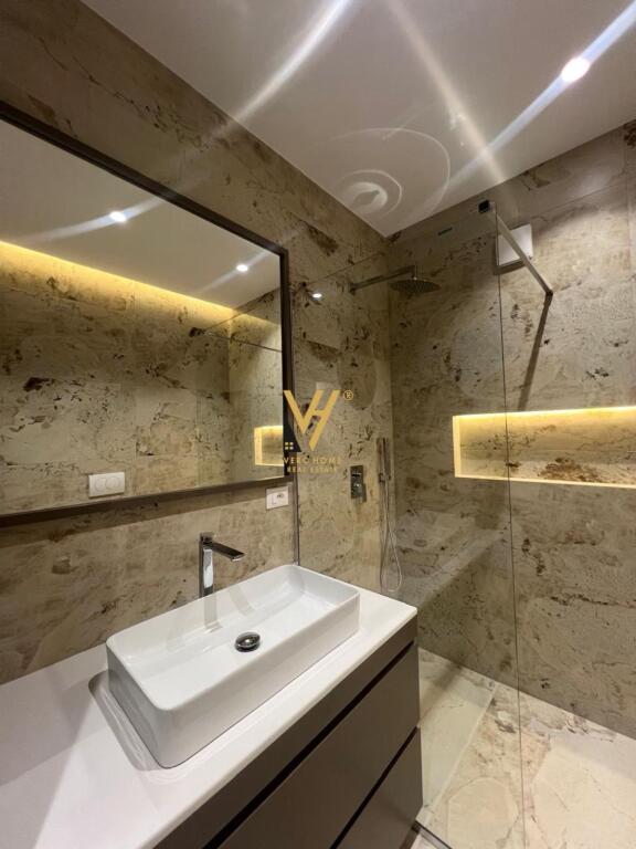 JEPET APARTAMENT 3+1+2+3BLK ME QIRA TE RRUGA E KOSOVAREVE 2.500 EURO