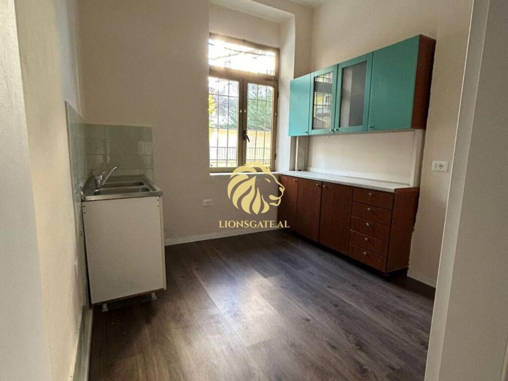 🏢 AMBIENT BIZNESI ME QIRA – ZONA E MEDRESES