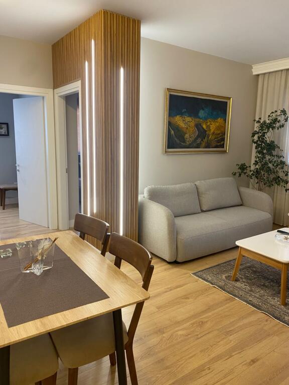 Appartamento 2+1+1 con balcone in affitto 📍via "Irfan Tomini"