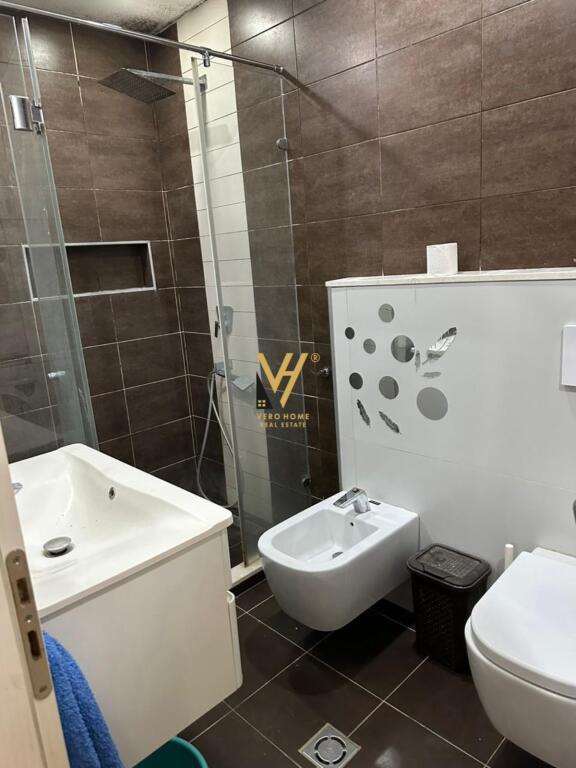 AFFITTASI APPARTAMENTO 3+1+BLK IN ZONA KOMUNALE. CONTATTO, EX PARCO 95.000 LEKE