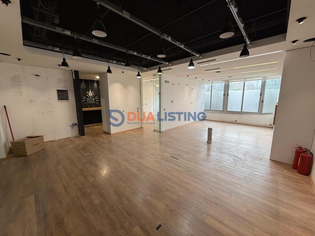 Jepet me qira ambient biznesi 85 m² ,Rruga e Elbasanit, pranë Mullirit!